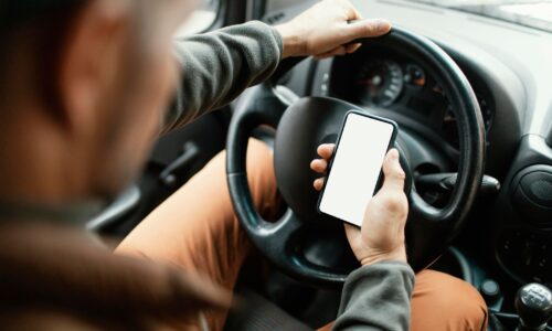 Ritiro patente per uso del cellulare: quando la multa notificata dopo è nulla