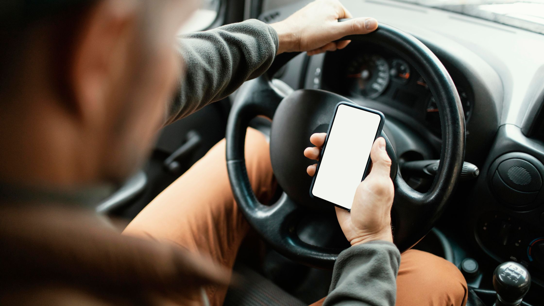 Ritiro patente per uso del cellulare: quando la multa notificata dopo è nulla